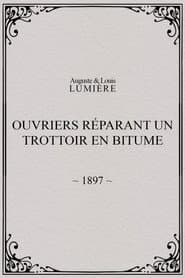 Ouvriers réparant un trottoir en bitume