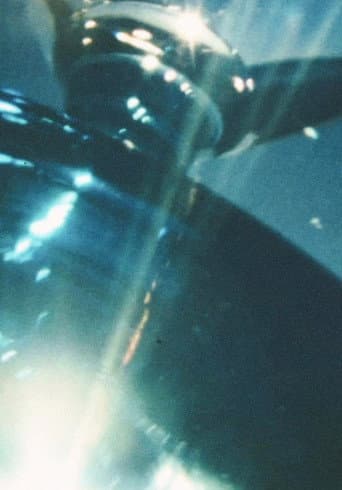 安価なワイン・グラスを用いて光について考察するフィルム。